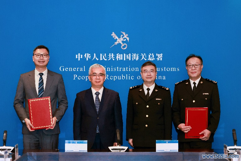 图为澳门市政署与拱北海关及合作区执委会签署合作合同。澳门特区市政署供图